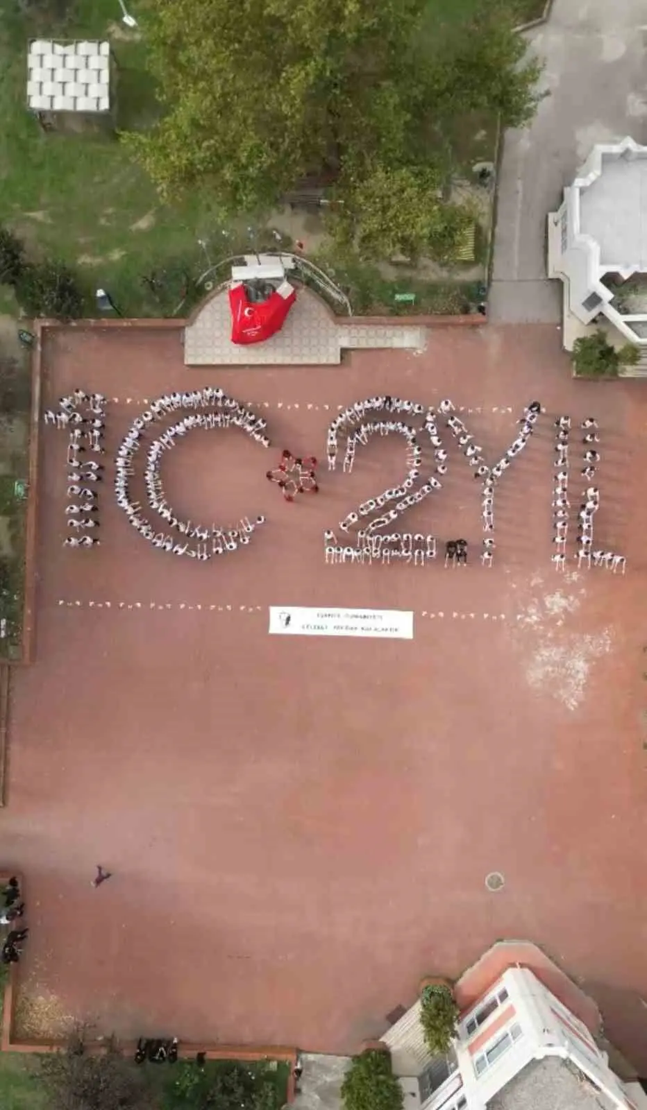 Bursa’da yüzlerce lise öğrencisi 102.yıl koreografisi oluşturdu ardından bayraklarla yürüyüş