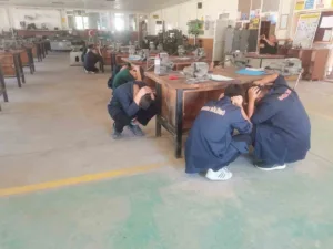 Adana’nın Kozan ilçesinde lise öğrencileri, deprem ve yangın tatbikatı gerçekleştirdi.