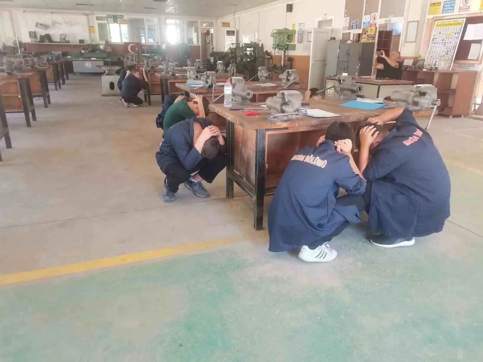 Adana’nın Kozan ilçesinde lise öğrencileri, deprem ve yangın tatbikatı gerçekleştirdi.