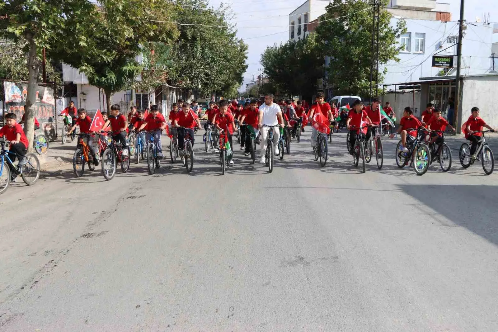 Adıyaman’ın Kahta ilçesinde düzenlenen “Gazze İçin Pedallıyoruz” temalı etkinlikte öğrenciler,