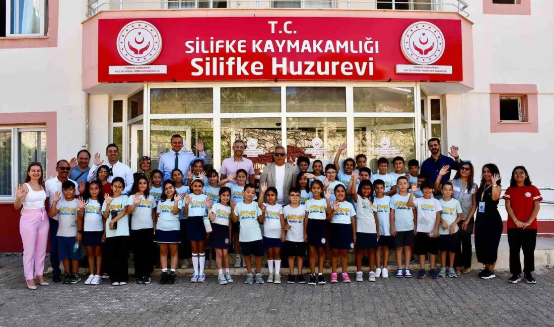 Mersin’in Silifke ilçesinde bulunan huzurevinin sakinlerini ziyaret eden öğrenciler hediyeler