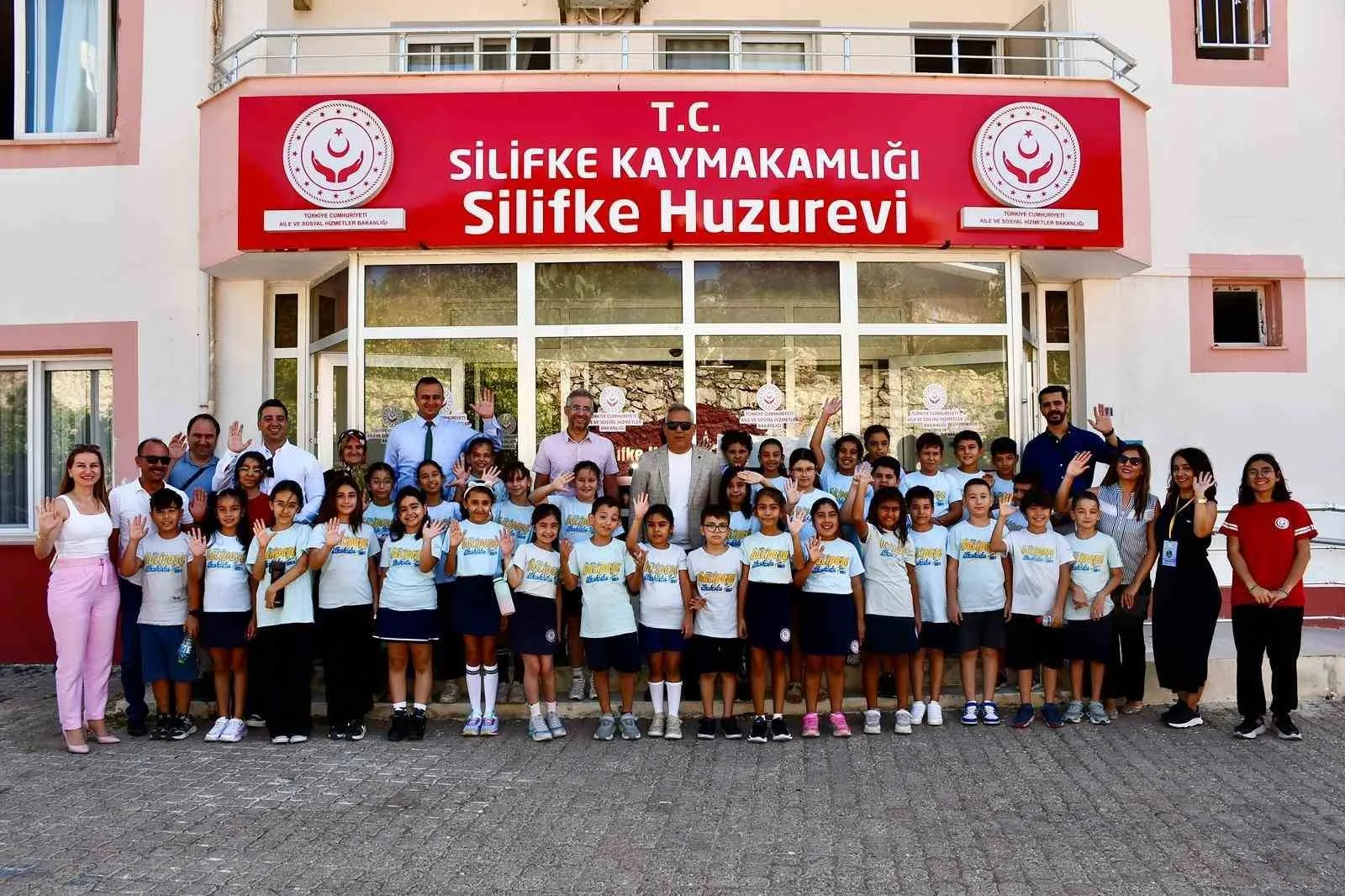 Mersin’in Silifke ilçesinde bulunan huzurevinin sakinlerini ziyaret eden öğrenciler hediyeler