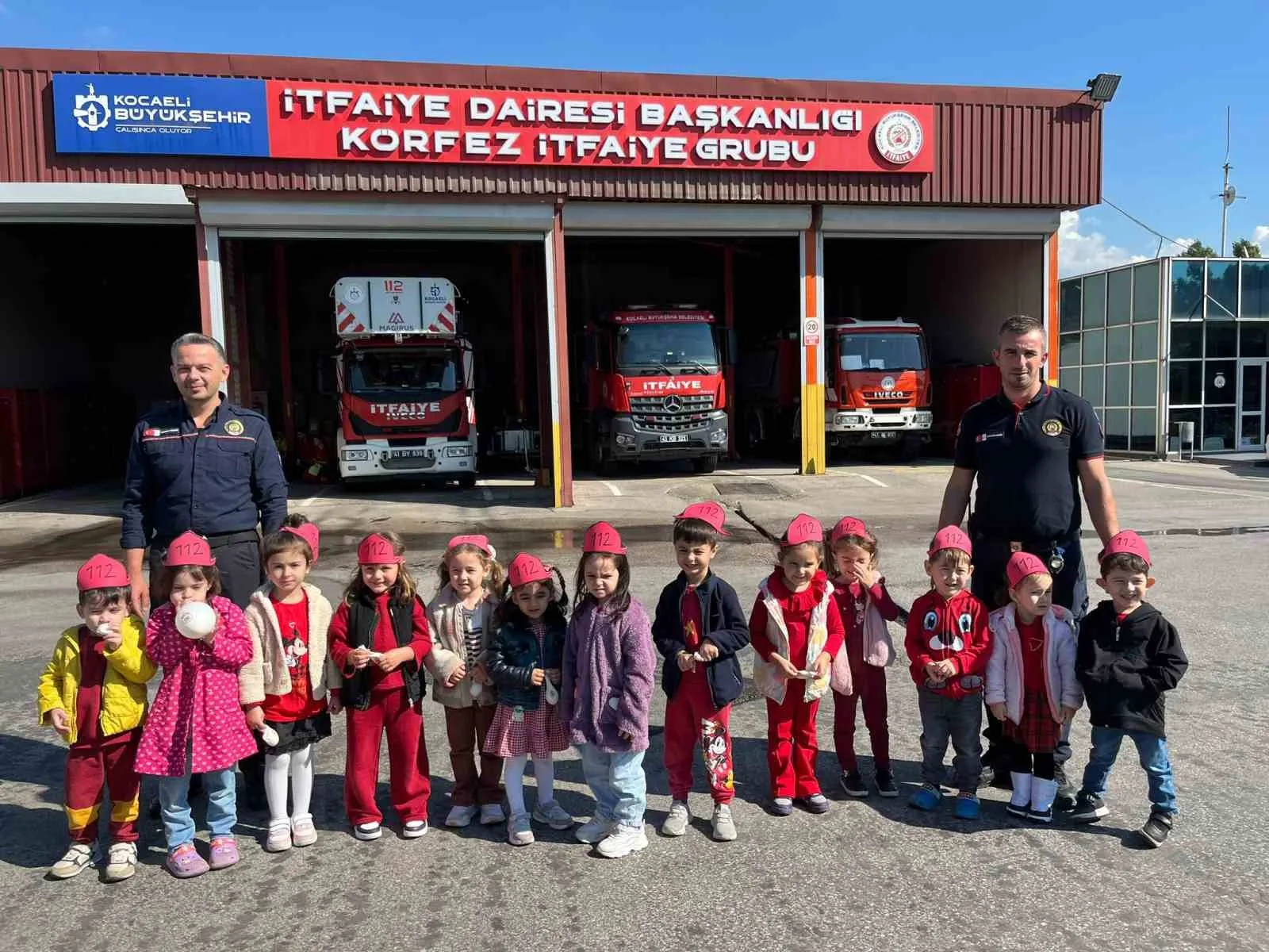 Kocaeli Büyükşehir Belediyesi İtfaiyesi’ni ziyaret eden bin 252 minik öğrenci,