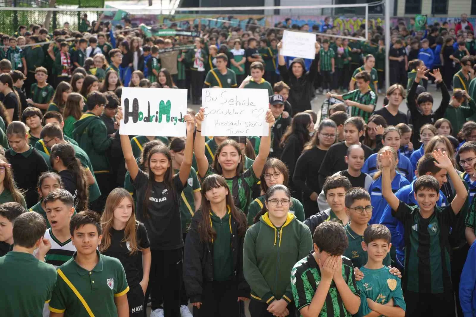 Kocaelispor, futbolcuları ile öğrencileri okullarda buluşturmaya yeniden başladı. Öğrencilerin ilgisinden
