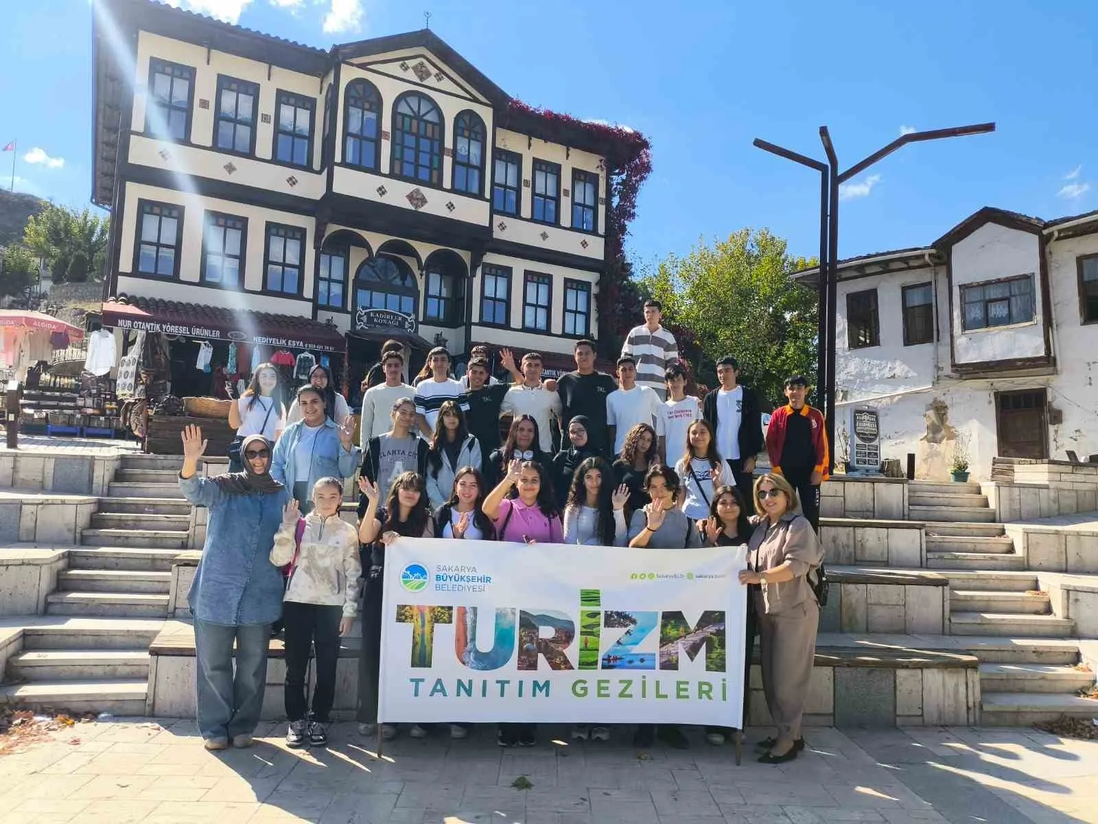 Sakarya Büyükşehir Belediyesince düzenlenen kültür gezisi kapsamında lise öğrencileri, kentin
