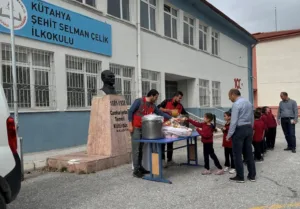 Kütahya Vakıflar Bölge Müdürlüğünün öğrencileri vakıf kültürü ile tanıştırmaya devam