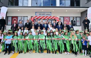 Eskişehir’de geçtiğimiz gün gerçekleştirilen Dede Korkut İlkokulu Açılış Töreni’nde öğrenciler,