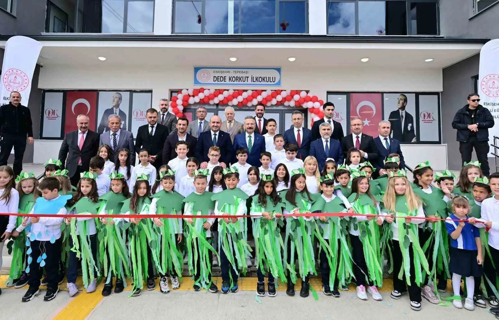 Eskişehir’de geçtiğimiz gün gerçekleştirilen Dede Korkut İlkokulu Açılış Töreni’nde öğrenciler,
