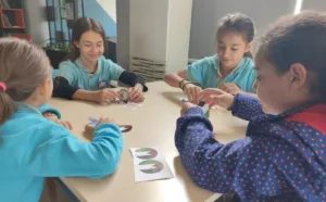 Aydın Gençlik Merkezi’nde bir araya gelen öğrenciler, Filistin bayraklı rozetler