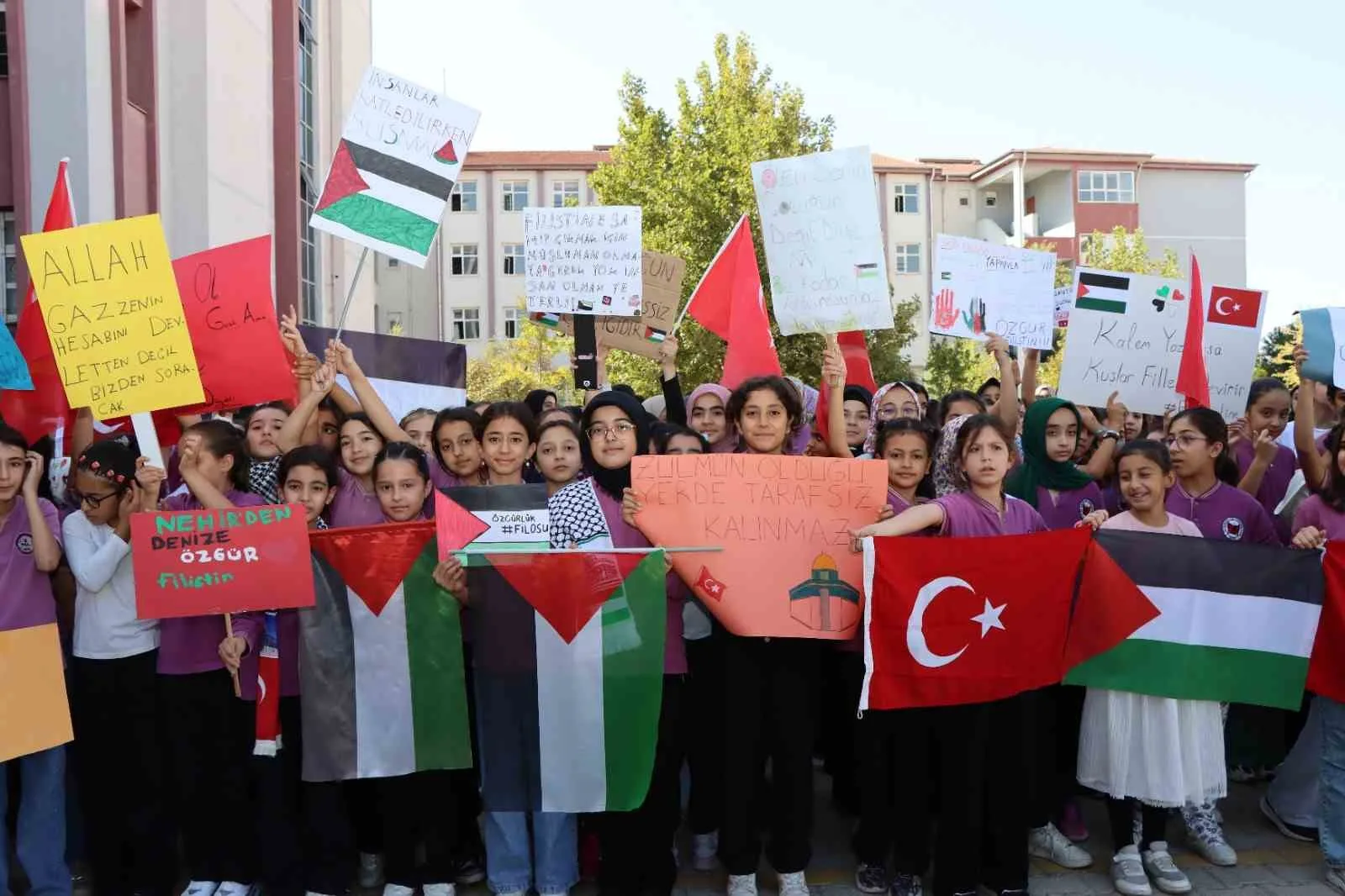 Adıyaman’ın Kahta ilçesinde Kız Anadolu İmam Hatip Lisesi’nde “Bir Duruştur
