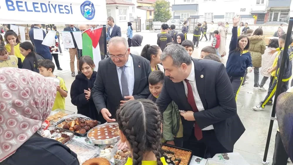 Samsun’un Vezirköprü ilçesinde, Filistin’deki Gazzelilere destek amacıyla Atatürk Ortaokulu öğrencileri