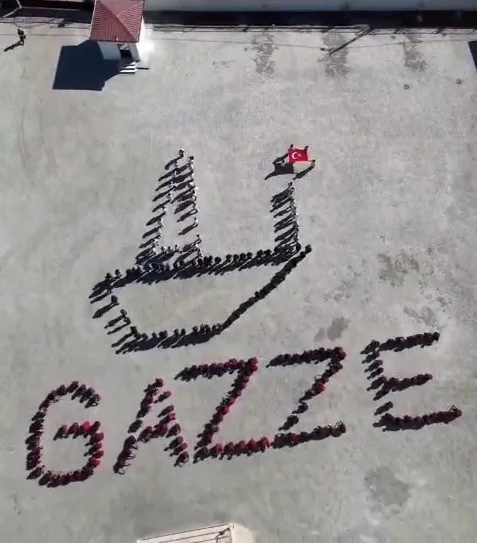 Adıyaman’ın Gölbaşı ilçesine bağlı Belören beldesinde okul öğrencileri, bedenleriyle ‘Gazze’