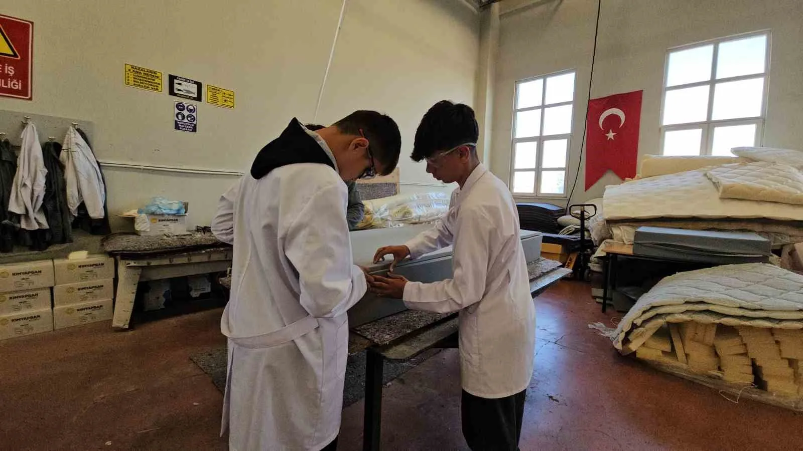 Kayseri’de meslek lisesi öğrencileri tarafından yapılan yataklar, Gazze’ye ulaştırılmak üzere