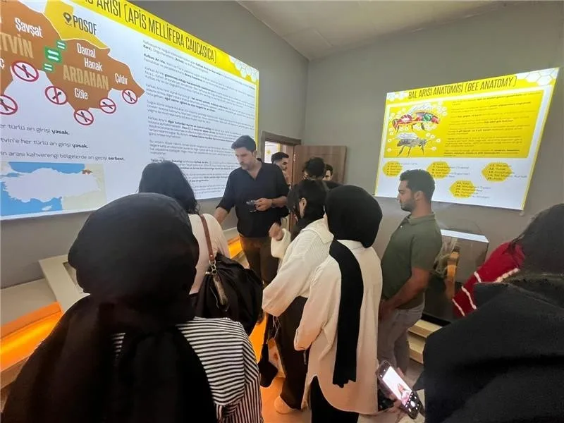 Ardahan Üniversitesi öğrencileri Kafkas Arı Konağı ve Arıcılık Müzesi’ni gezdi.