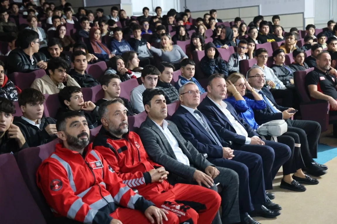 Kartepe’de, öğrencilerin afetlere karşı bilinçlenmesi ve muhtelem tehlikeler karşısında doğru