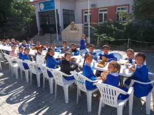 Afyonkarahisar İhsaniye Beyköy Ortaokulu yönetici ve öğretmenleri, öğrenciler için kendi