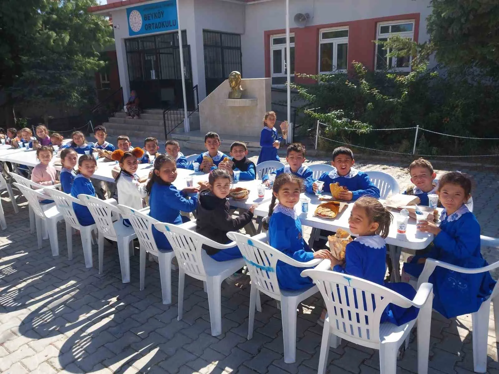 Afyonkarahisar İhsaniye Beyköy Ortaokulu yönetici ve öğretmenleri, öğrenciler için kendi