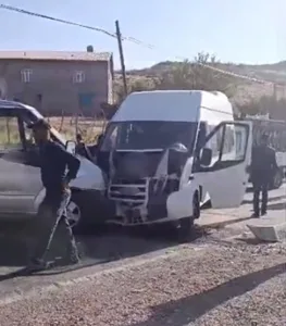 Siirt’in Pervari ilçesinde öğretmenleri taşıyan minibüs ile başka bir minibüs
