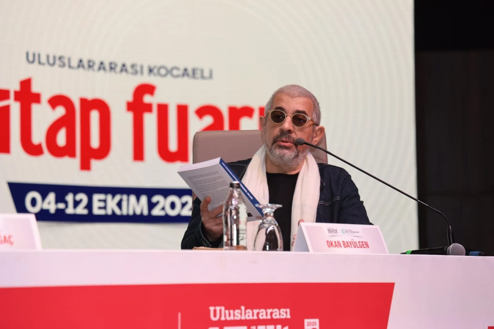Kocaeli Kitap Fuarı’nda “Türkçemiz Evimiz” başlıklı özel söyleşiye katılan sanatçı