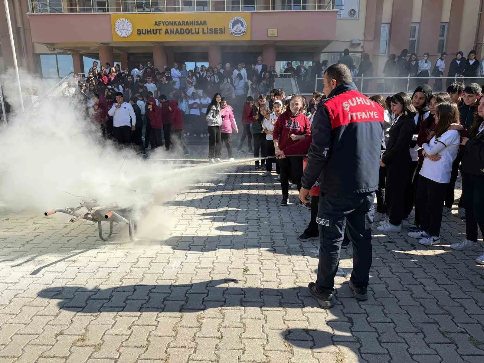 Afyonkarahisar’ın Şuhut ilçesinde itfaiye ekipleri Anadolu Lisesi’nde öğrencilerin bilinçlenmesi amacıyla