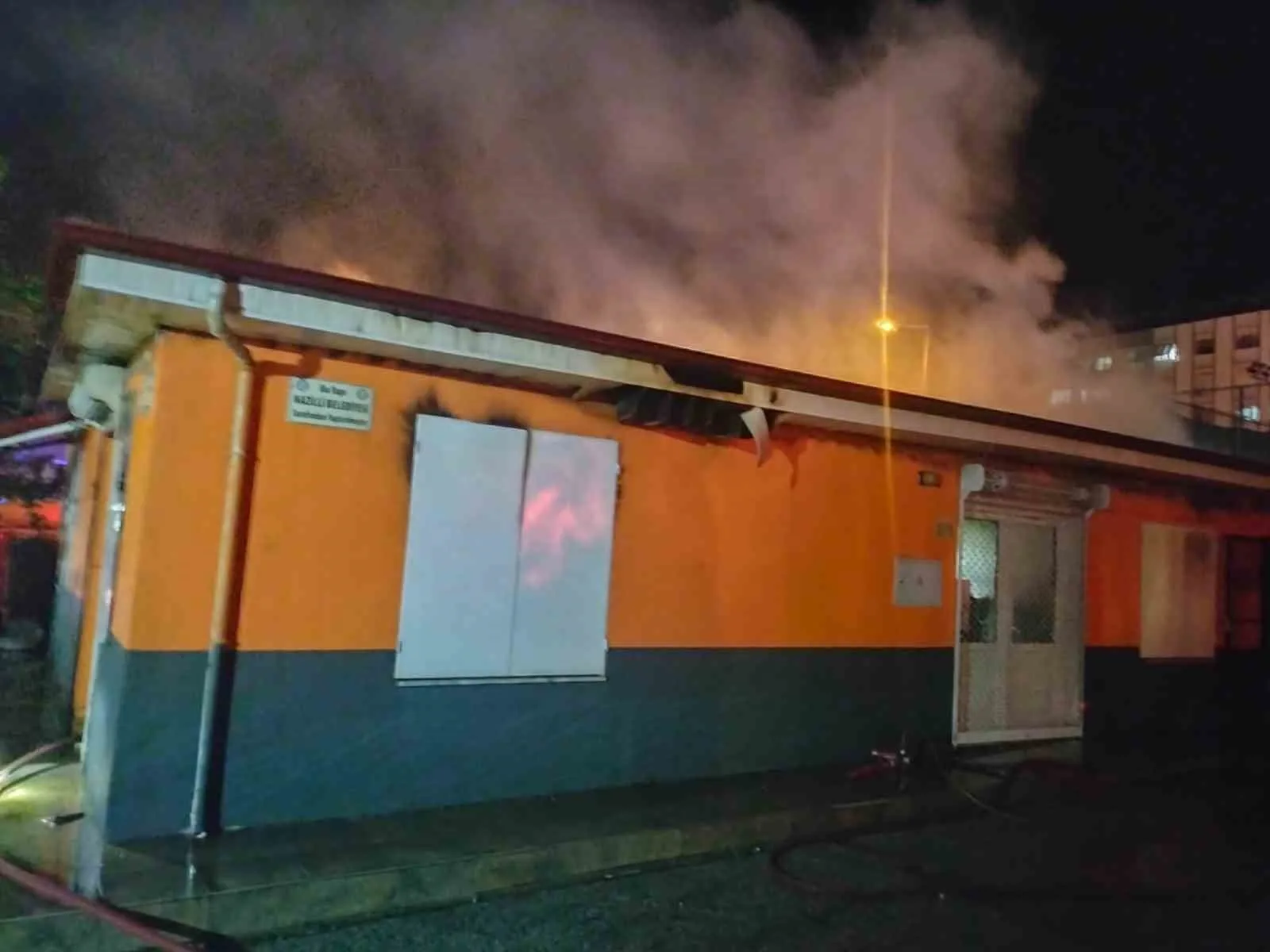 Aydın’ın Nazilli ilçesindeki Beş Eylül Ortaokulu’nun kantin kısmında çıkan yangında