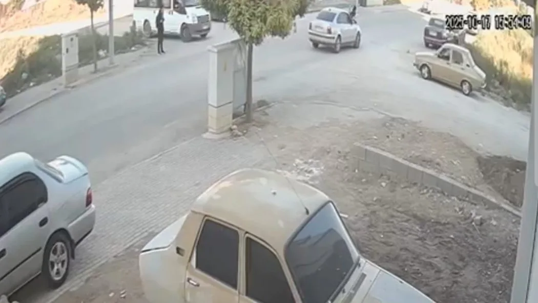 Osmaniye’nin Kadirli ilçesinde okul servisinden indikten sonra yolun karşısına geçmeye