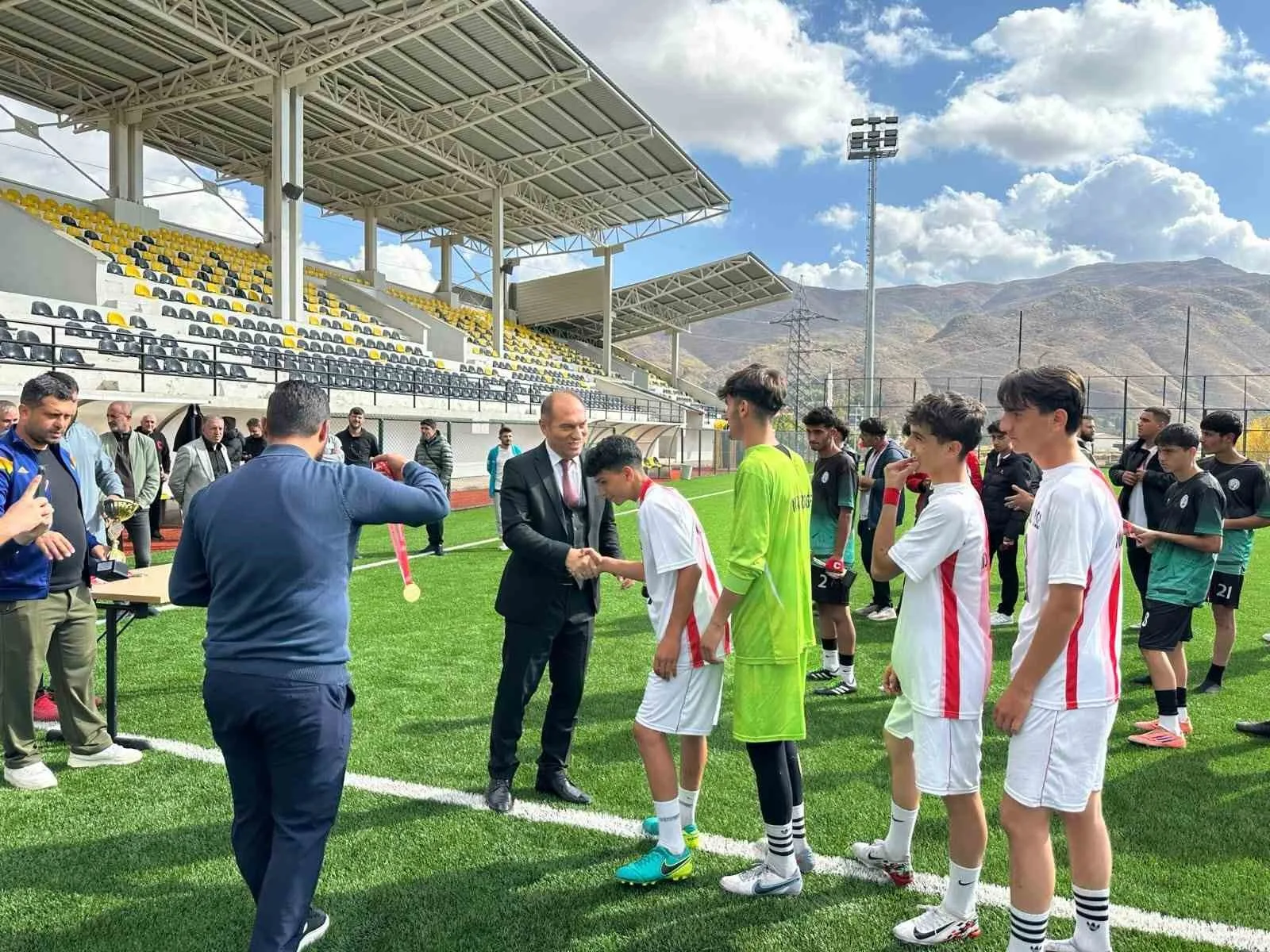 Bitlis’te düzenlenen okul sporları müsabakaları, büyük bir heyecanla tamamlandı. Futbol