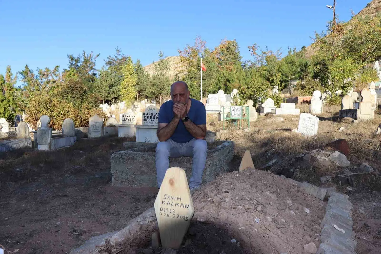 Erzurumlu iki kardeş, vefat eden babalarının veraset işlemleri ile ilgili