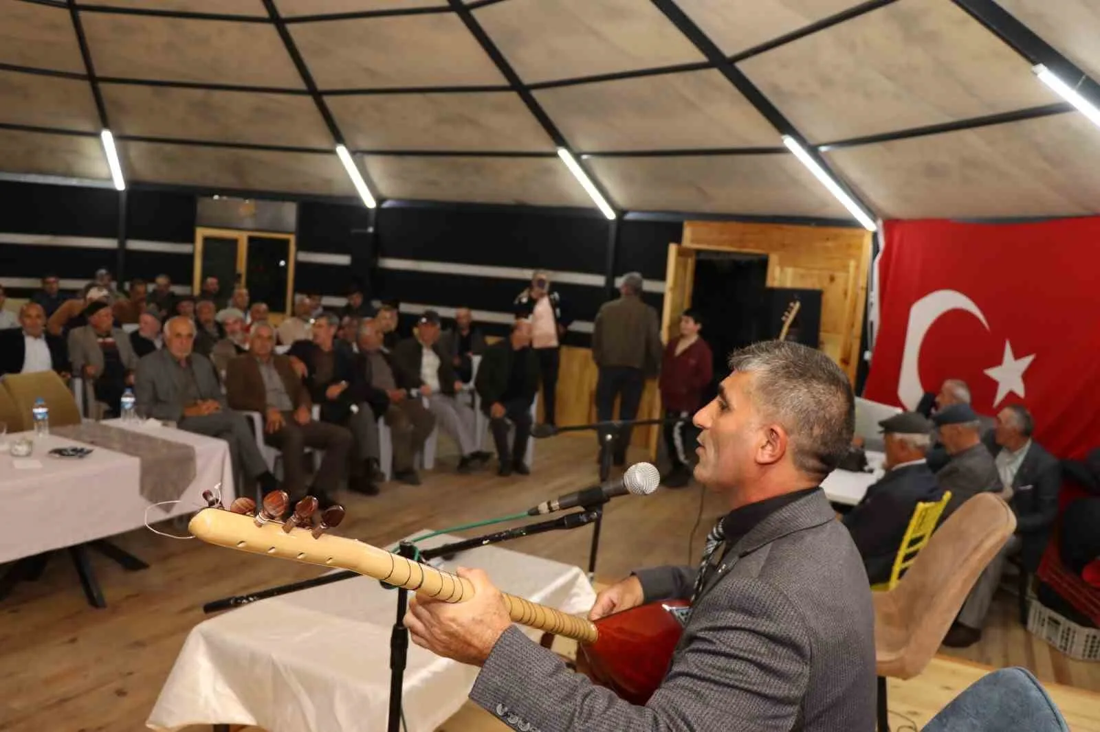 1900 yılında Oltu’nun Durular köyünde dünyaya gelen ve halk ozanlığı