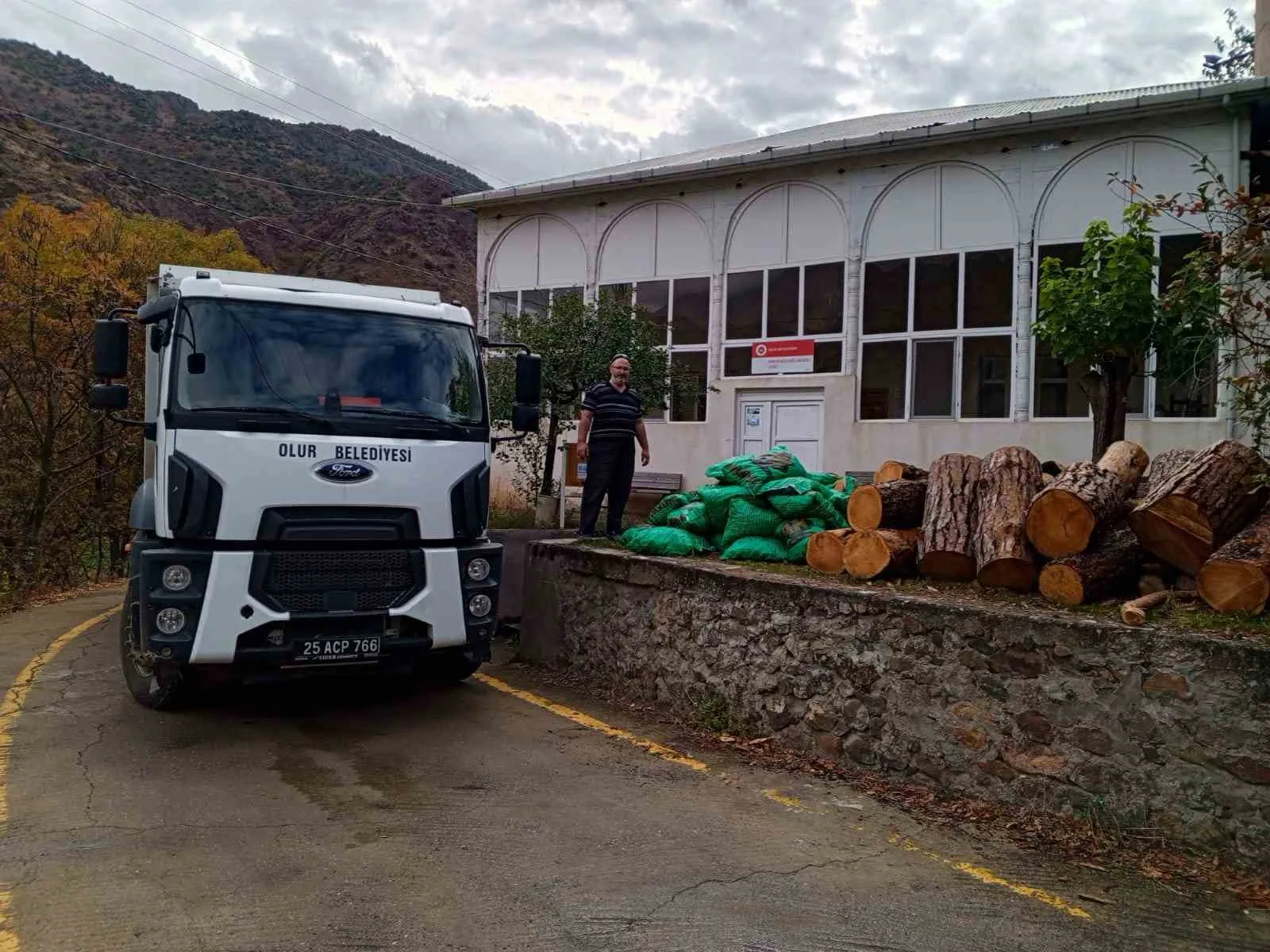 Erzurum’un Olur ilçesinde, camilerin kışlık yakacak ihtiyacı bu yıl da