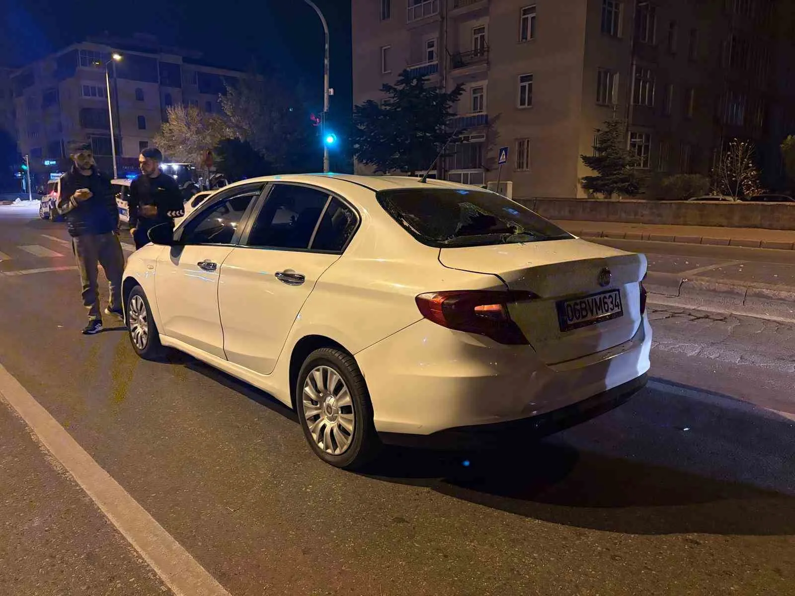 Kayseri’nin Melikgazi ilçesinde iddiaya göre 3 şahıs, trafikte tartıştıkları kişilerin