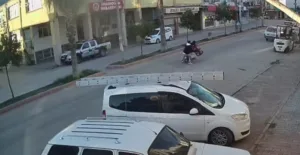 Adana’nın İmamoğlu ilçesinde kasksız sürücü, arkasında başka bir kişi daha