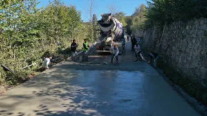 Ordu Büyükşehir Belediyesi tarafından il genelinde yürütülen beton yol çalışmaları