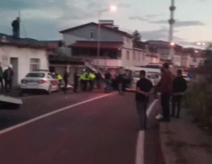 Ordu’nun Ünye ilçesinde çekici kamyonet ile minibüsün kafa kafaya çarpıştığı