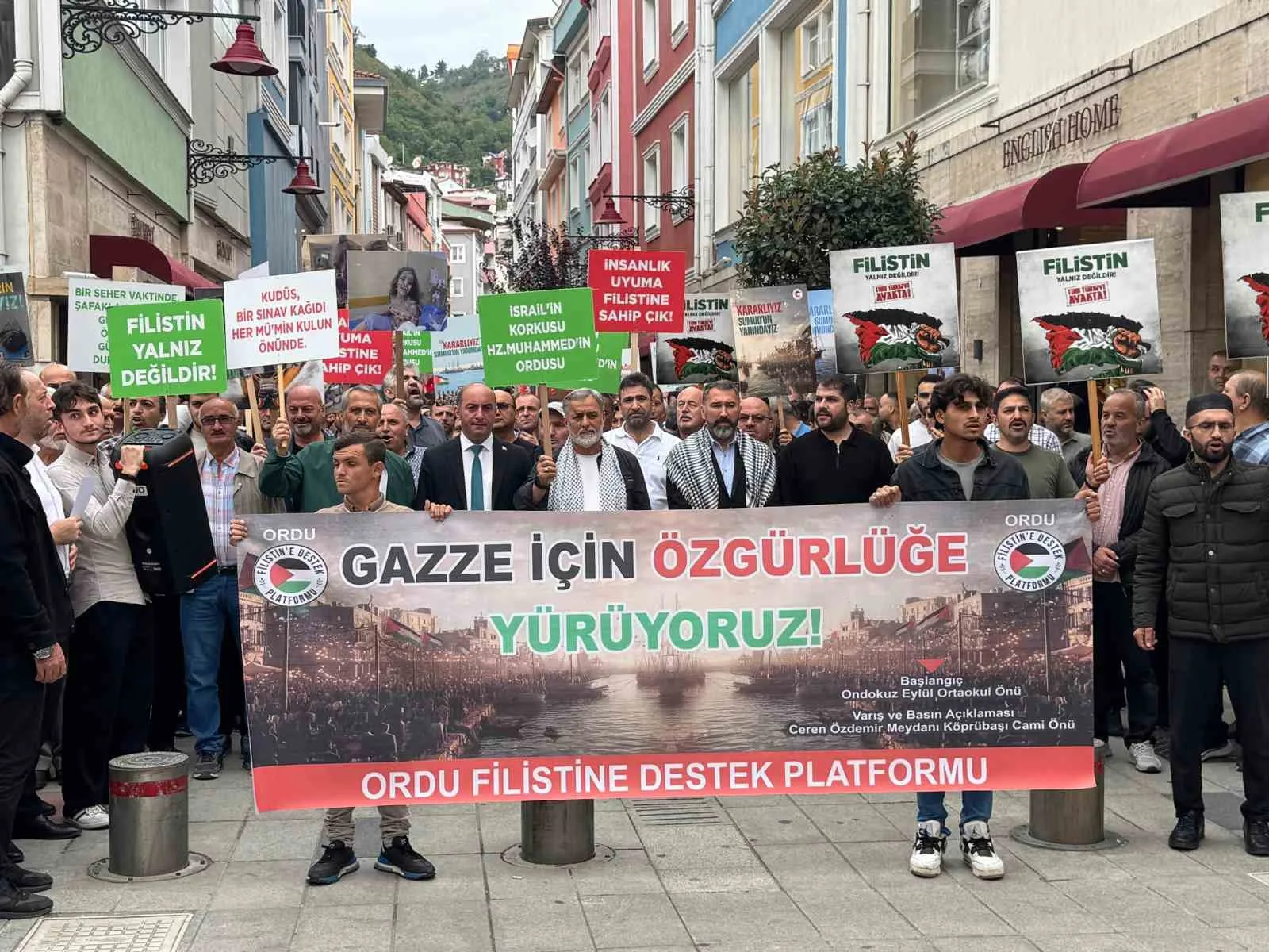 Ordu’da, sivil toplum kuruluşu üyeleri ve çok sayıda vatandaş, pankartlar