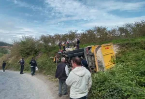 Ordu’nun Ünye ilçesinde meydana gelen kazada devrilen kil yüklü kamyondaki