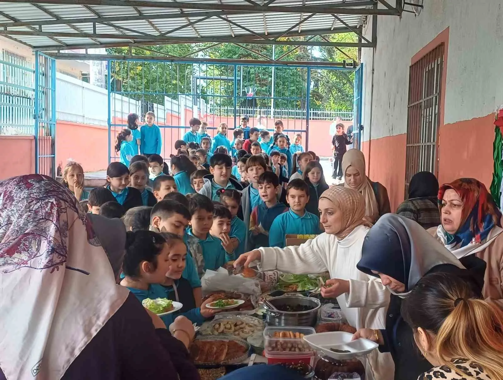 Ordu’nun Ünye ilçesinde minik öğrenciler Hayat Bilgisi dersinde öğrendikleri bir