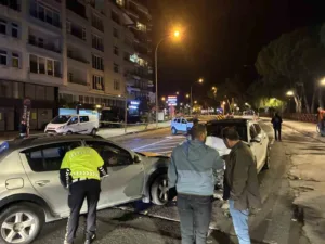 Ordu’nun Ünye ilçesinde sürücüsünün direksiyon hâkimiyetini kaybettiği otomobil, karşı şeride