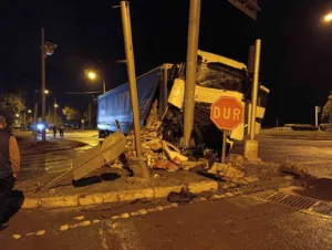 Ordu’nun Fatsa ilçesinde, süt yüklü tır ile otomobilin çarpışması sonucu