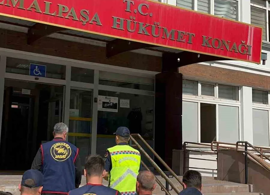 İzmir’in Kemalpaşa ilçesinde jandarma ekipleri tarafından düzenlenen operasyonda 13 yıldır