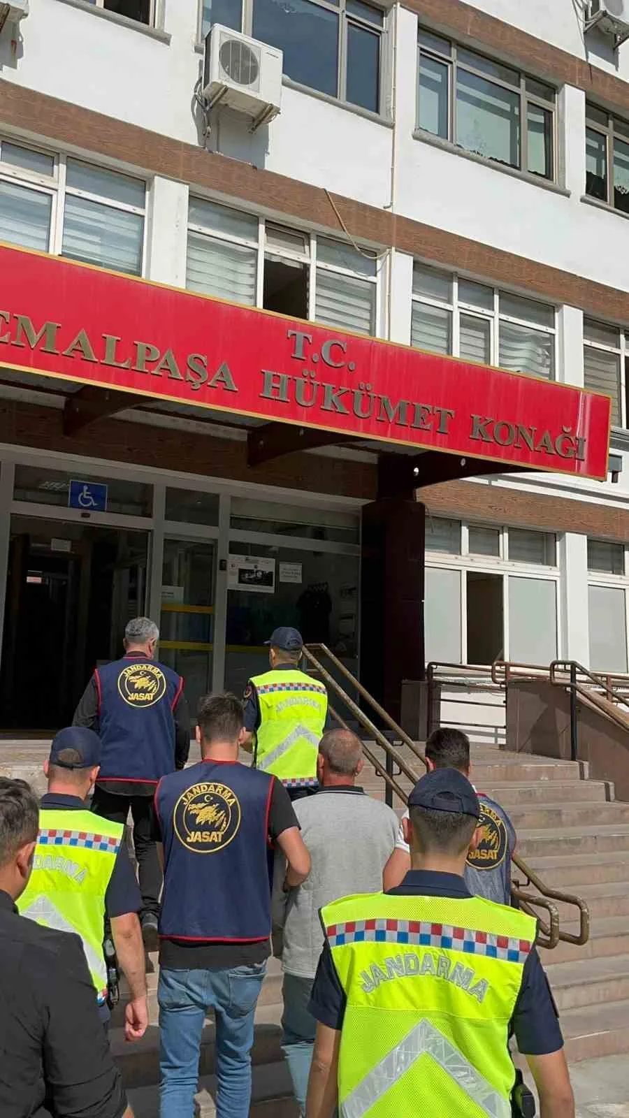 İzmir’in Kemalpaşa ilçesinde jandarma ekipleri tarafından düzenlenen operasyonda 13 yıldır