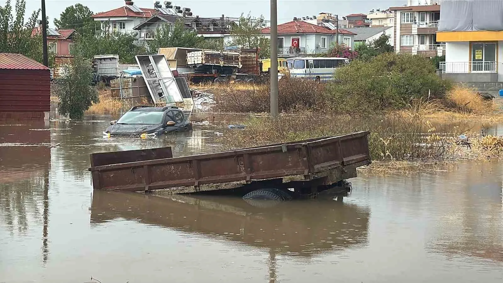 Meteoroloji Genel Müdürlüğü’nün yaptığı uyarıların ardından Muğla’nın kıyı kesimlerinde sağanak