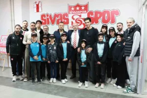 Sivassporlu futbolcular, ortaokul öğrencilerinin hazırladığı ‘Sivasspor Resim Sergisi’nin açılışına katıldı.