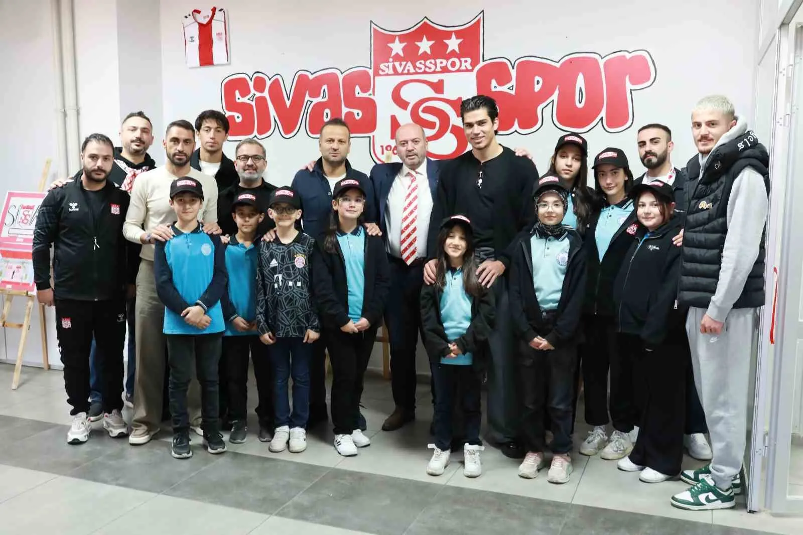 Sivassporlu futbolcular, ortaokul öğrencilerinin hazırladığı ‘Sivasspor Resim Sergisi’nin açılışına katıldı.