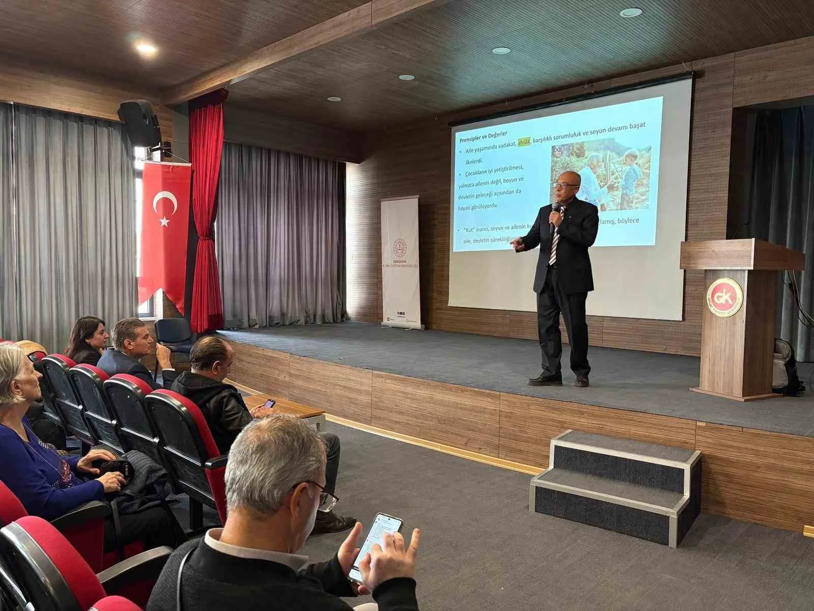 Eskişehir’de bulunan Gülay Kanatlı Ortaokulu’nda ’Bilge Aileden Bilinçli Topluma’ projesi