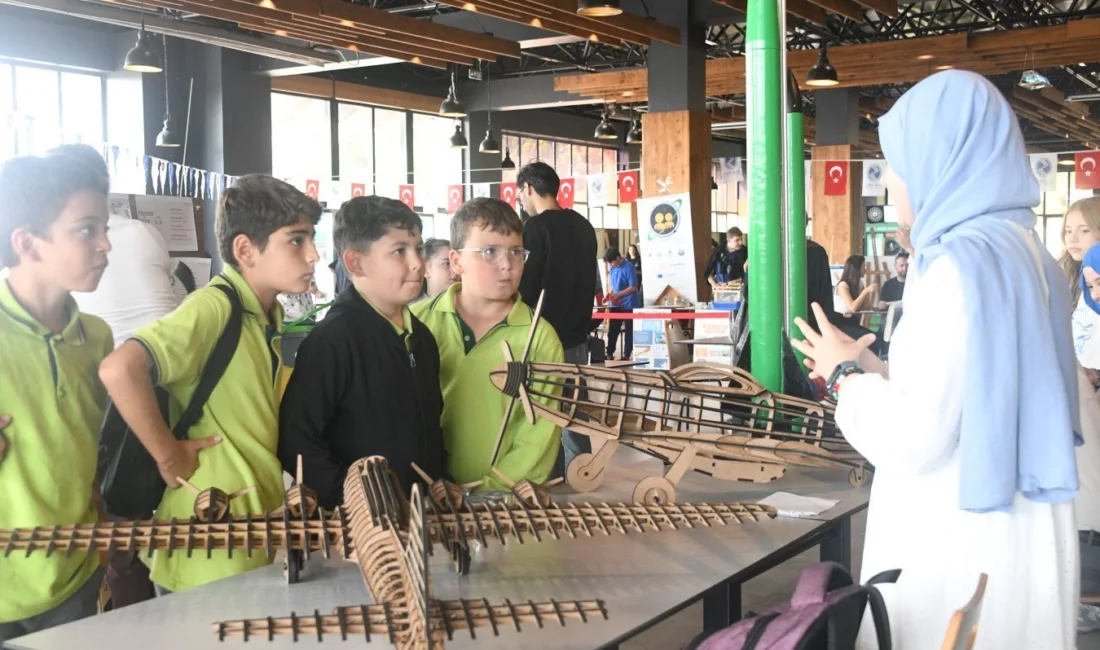 Sakarya Üniversitesinde düzenlenen Avrupa Araştırmacılar Gecesi, ortaokul ve lise öğrencilerini