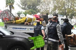 Osmangazi Belediyesi Zabıta Müdürlüğü’ne bağlı ekipler, kaldırım ve yolları işgal