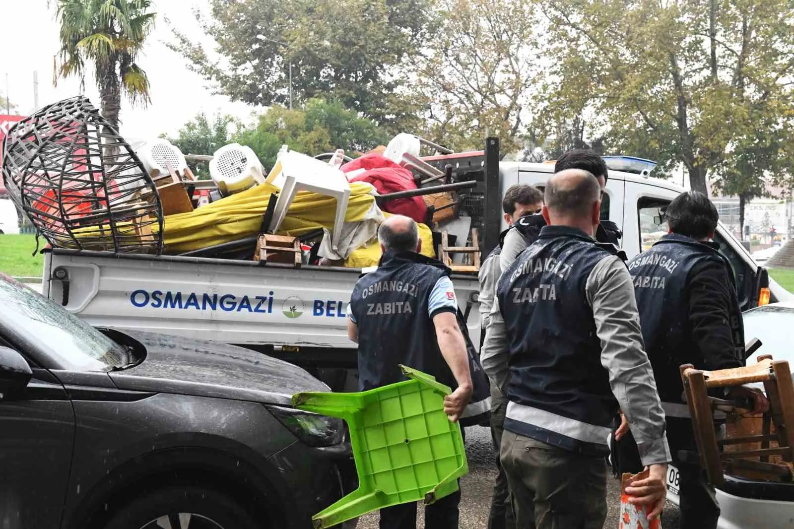 Osmangazi Belediyesi Zabıta Müdürlüğü’ne bağlı ekipler, kaldırım ve yolları işgal