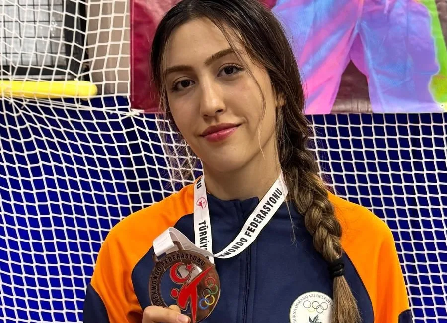 Osmangazi Belediyespor Taekwondo Takımı sporcularından Şevval Melek Kanbur, Selami Ateş