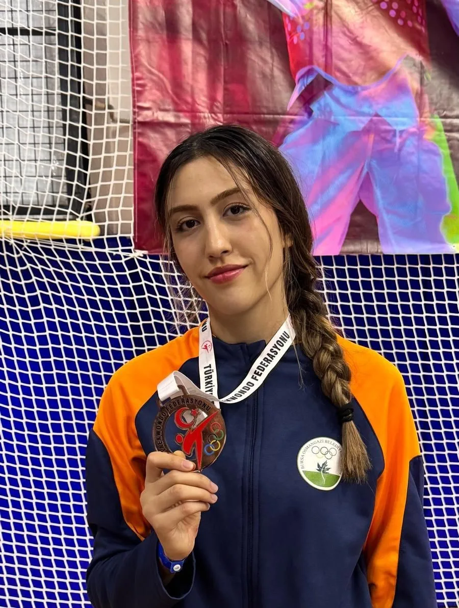 Osmangazi Belediyespor Taekwondo Takımı sporcularından Şevval Melek Kanbur, Selami Ateş